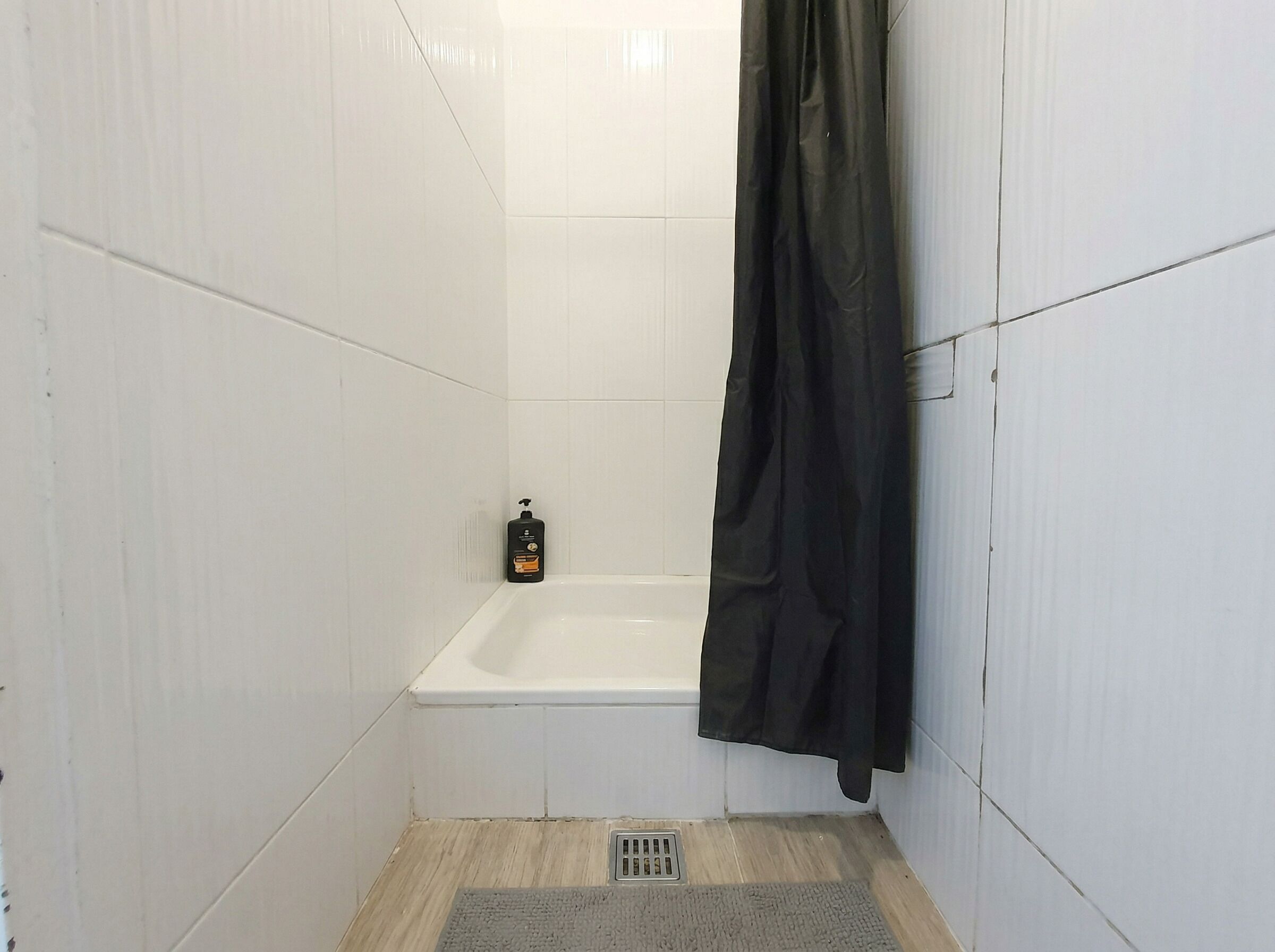 Basic Apartment | Bathroom | Shower, free toiletries, hair dryer, towels