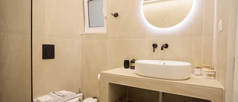 Apartamento, vista para a montanha | Banheiro | Chuveiro, secador de cabelo, toalhas de banho, sabonete
