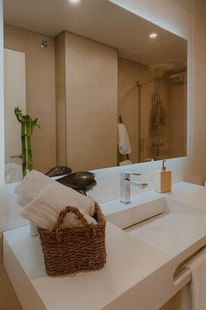 Shower, hair dryer, towels, soap - Apartment Puerta de Sefarad - Historic center Córdoba, Mosque-Cathedral (Córdoba)