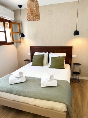1 habitación, tabla de planchar con plancha, wifi y ropa de cama