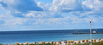 Completely renovated, modern apartment-Dreamlike sea view from the balcony-WLAN-eig. Parking lot