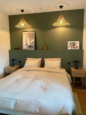 3 dormitorios, tabla de planchar con plancha, ropa de cama