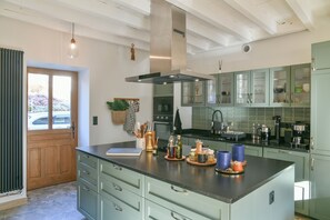 Fridge, microwave, oven, stovetop - La Maison de la Pépée, Gîte for 8 – Bugey: Nature, Tranquility & Authenticity (Groslée-Saint-Benoit)