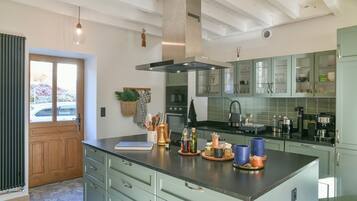 Een koelkast, een microgolfoven, een oven, een kookplaat