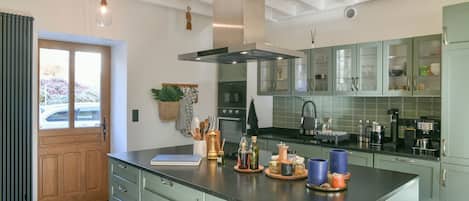 Kjøleskap, mikrobølgeovn, ovn og kokeplater