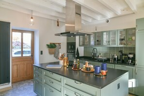 Fridge, microwave, oven, stovetop - Cottage 'La Maison De La Pépée' with Mountain View and Shared Terrace (Groslée-Saint-Benoit)