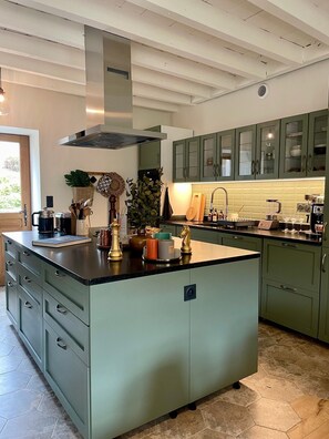 ثلاجة، ميكروويف، فرن، موقد طهي مسطح