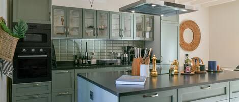 Frigorífic, microones, forn i placa de cuina