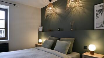 3 habitaciones, tabla de planchar con plancha y ropa de cama