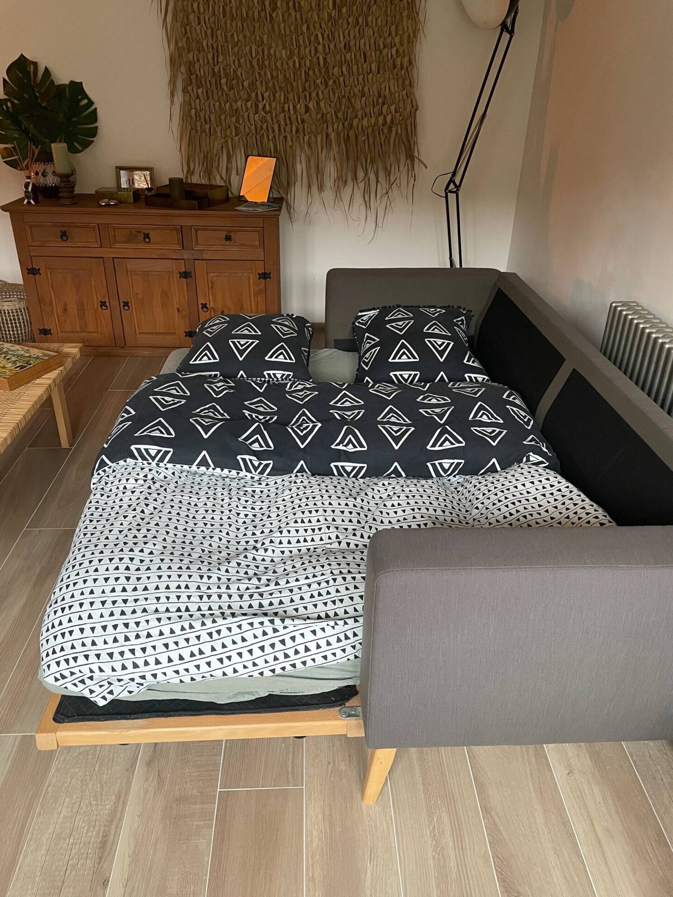 Iron/ironing board, bed sheets