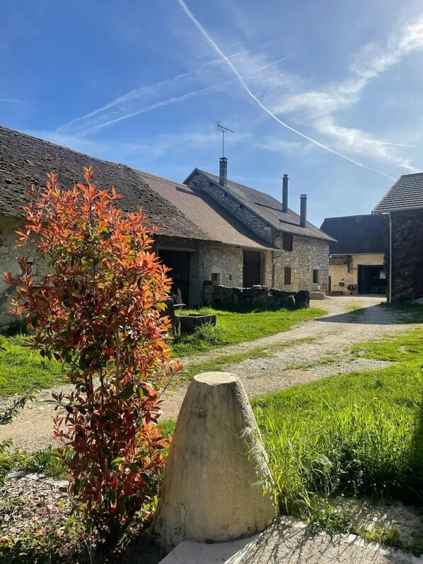 Exterior - Cozy Studio “Rendez-vous au Rez” for 2 Guests (Groslée-Saint-Benoit)