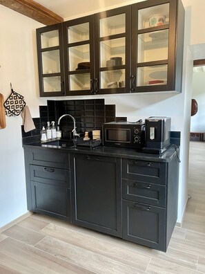 Frigorífico, microondas, horno y placa de cocina