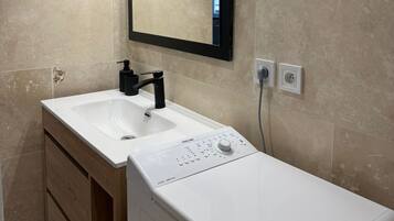 Ducha, toallas y papel higiénico