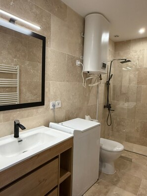 Regadera, toallas, papel de baño 