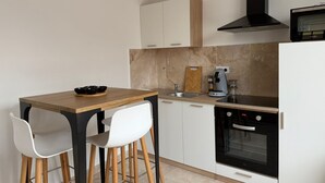 Kaffetrakter/tekoker, ovn, kokeplater og spisebord