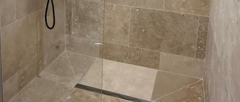 Douche, serviettes fournies, papier de toilette