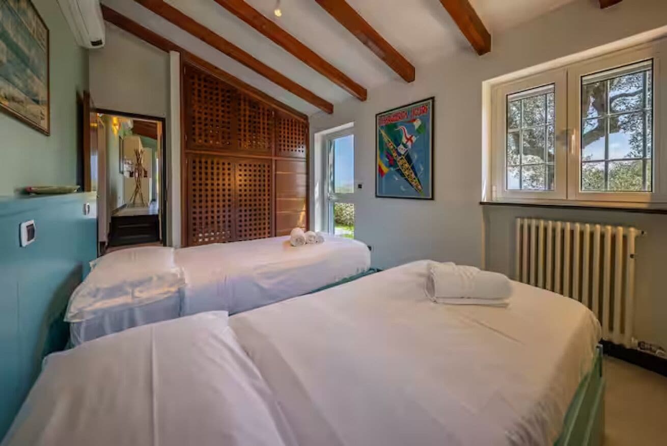 5 bedrooms, iron/ironing board, travel crib, internet
