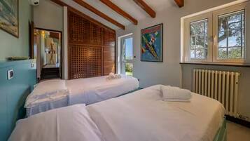 5 bedrooms, iron/ironing board, travel crib, internet