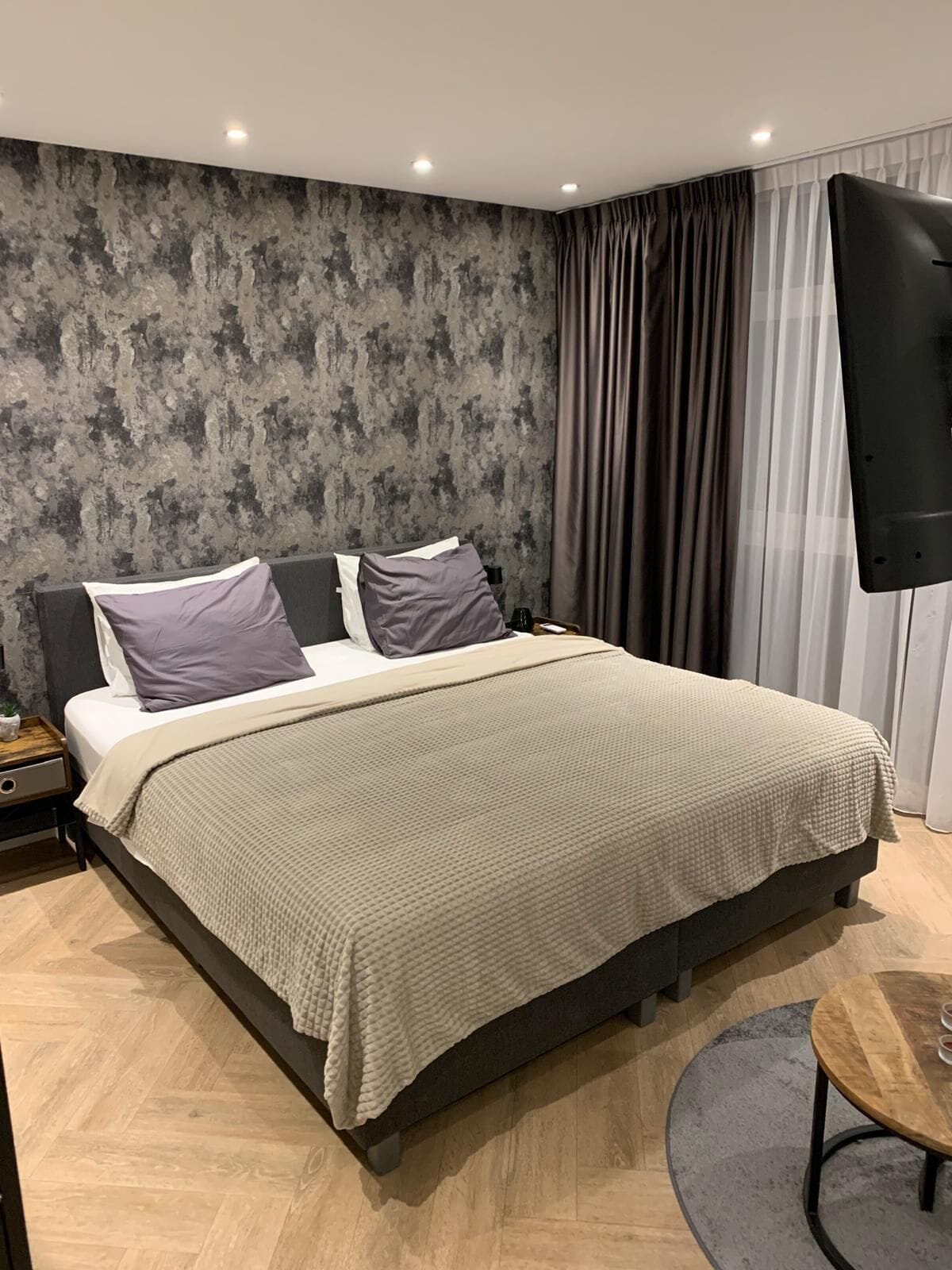 Laptop workspace, free WiFi