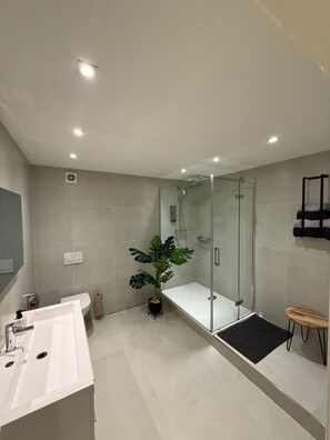 Family Room | Bathroom - Bella Vita Hotel en Restaurant (Den Haag)