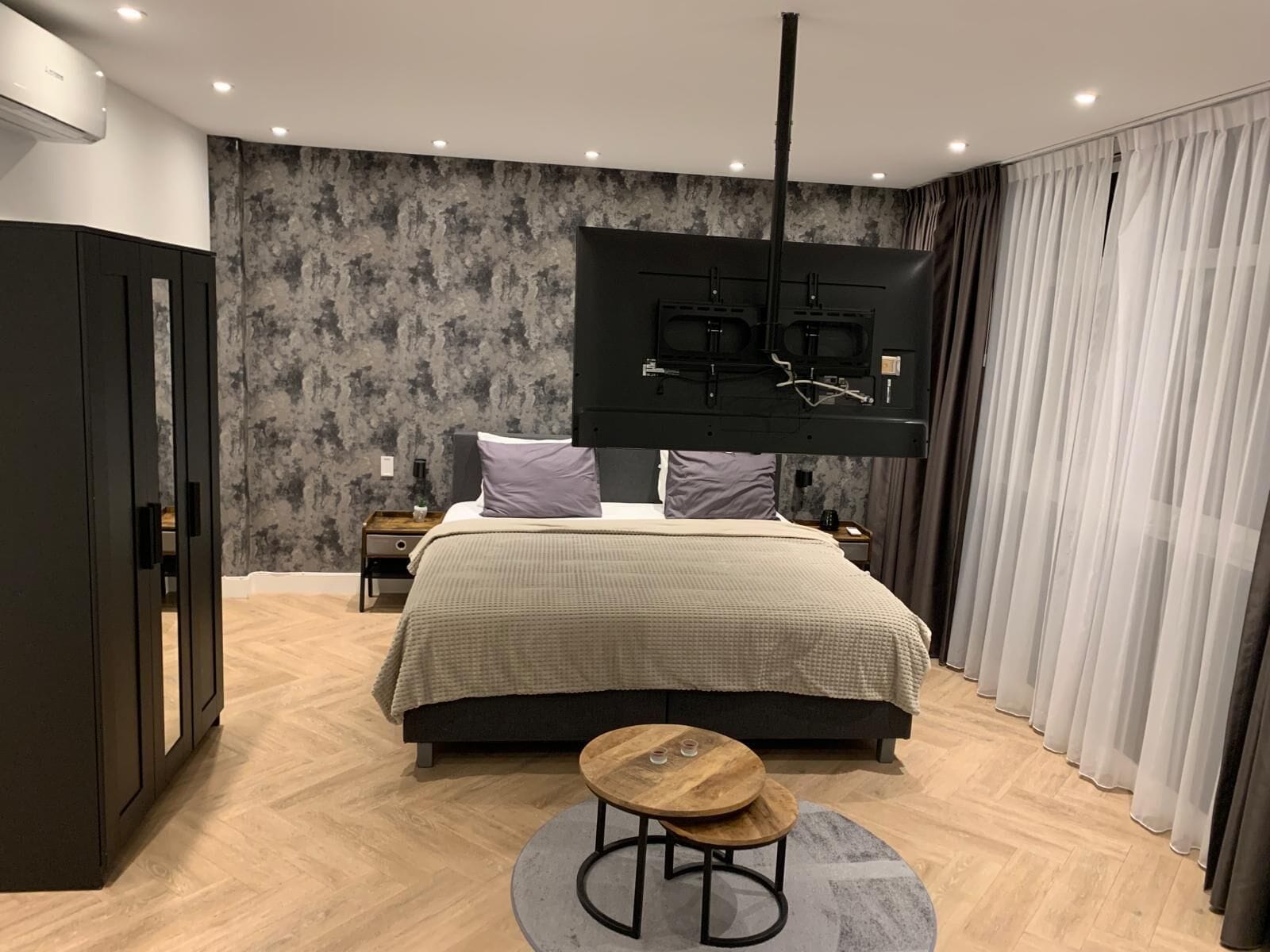 Laptop workspace, free WiFi