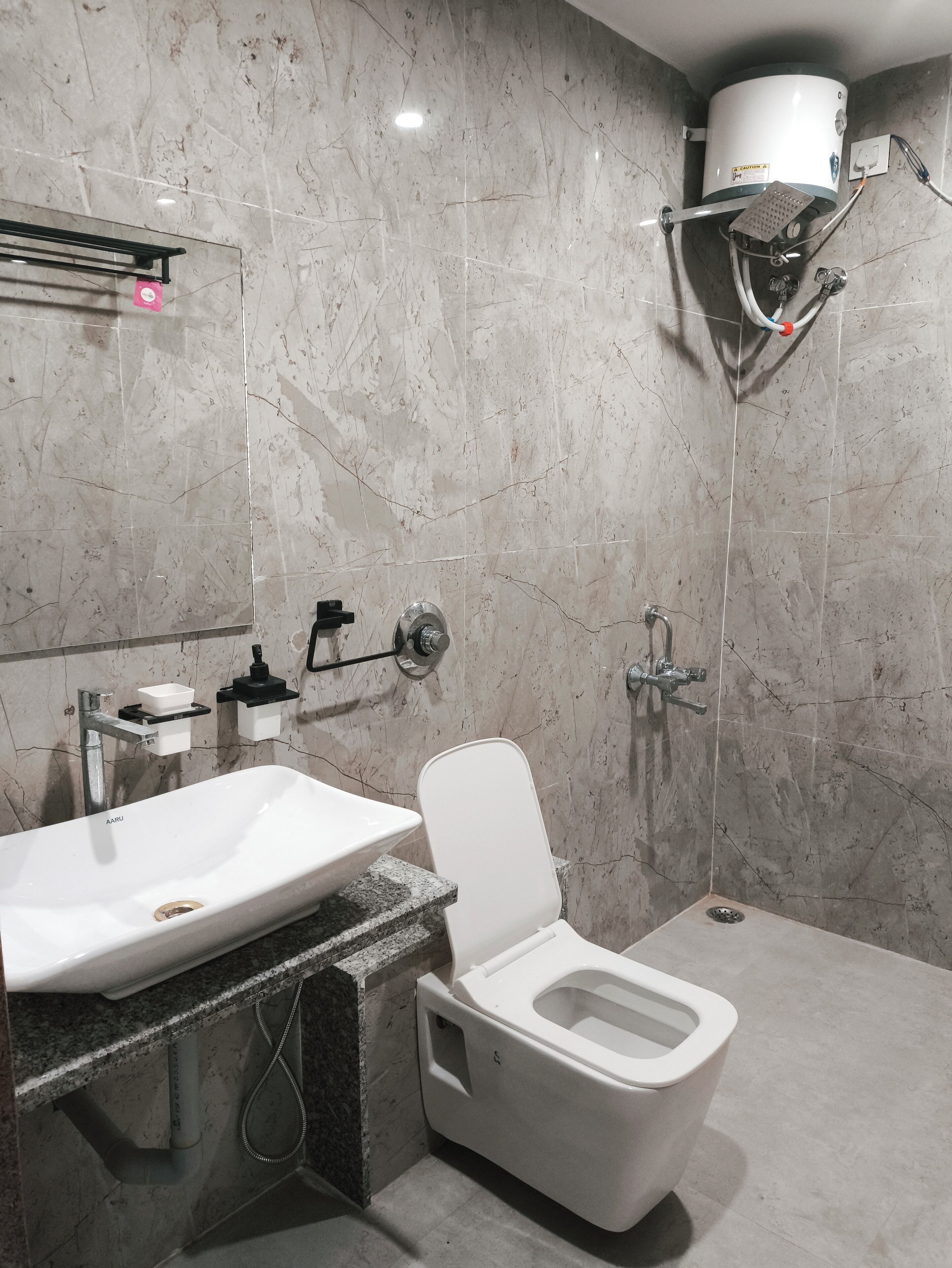 Kamar Double Mewah | Kamar mandi | Handuk, sabun, sampo, dan tisu toilet