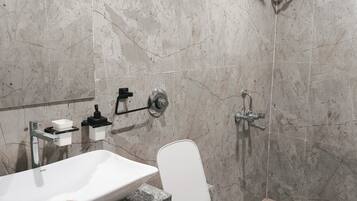 Kamar Double Mewah | Kamar mandi | Handuk, sabun, sampo, dan tisu toilet