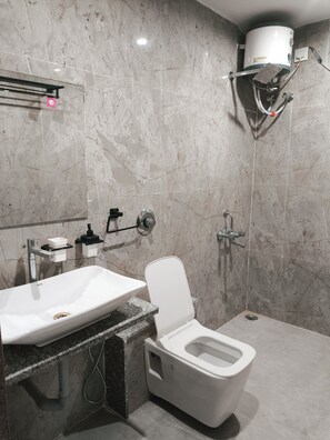 Quarto casal superluxo | Banheiro | Toalhas de banho, sabonete, shampoo, papel higiênico