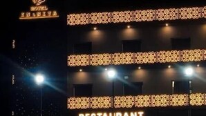 Un edificio con un cartello che riporta la scritta “RESTAURANT” e un logo sopra.