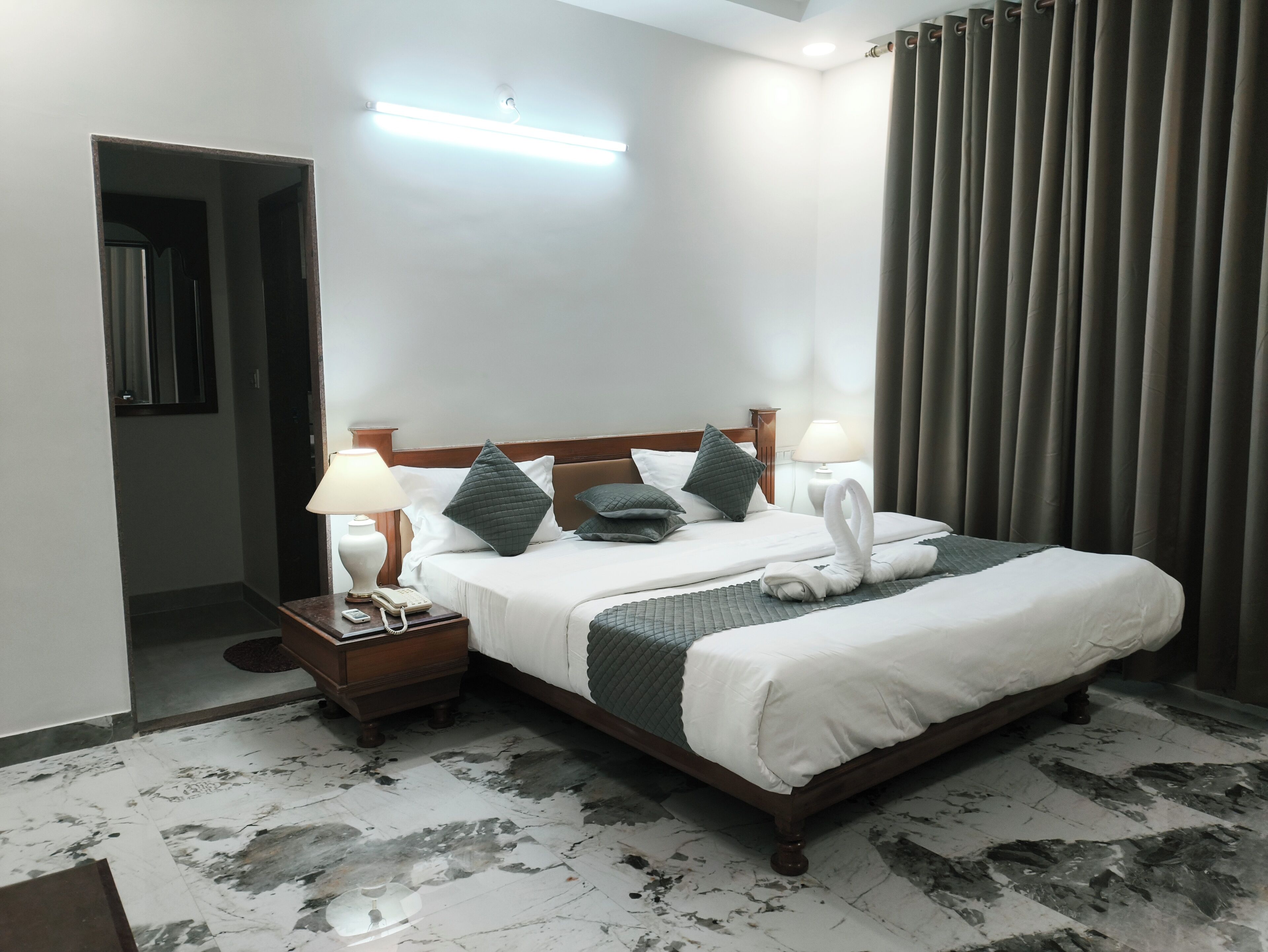 Quarto casal superluxo | Escrivaninha, espaço de trabalho para notebook, Wi-Fi de cortesia