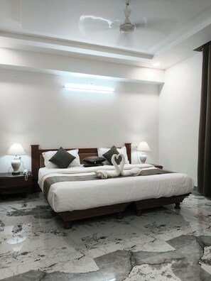 Quarto casal luxo | Escrivaninha, espaço de trabalho para notebook, Wi-Fi de cortesia