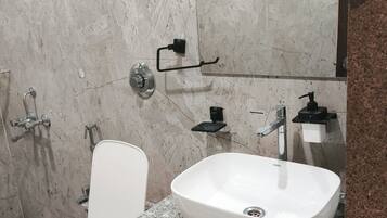 Superior-Doppelzimmer | Badezimmer | Handtücher, Seife, Shampoo, Toilettenpapier