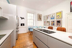 Fridge, microwave, oven, stovetop - Luxury Family Flat in Edinburgh New Town (Edinburgh)