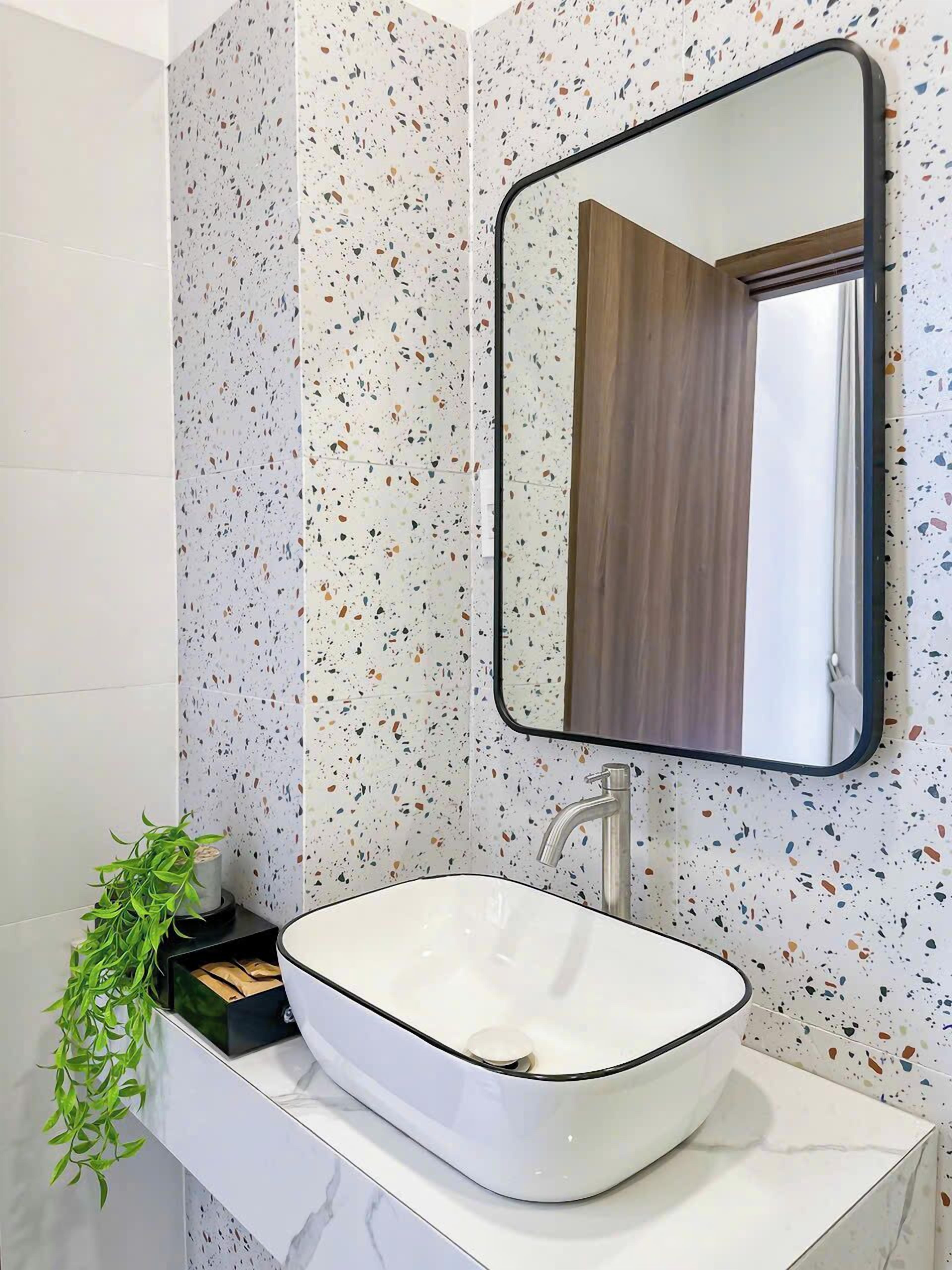 Ducha, secador de pelo, pantuflas, toallas