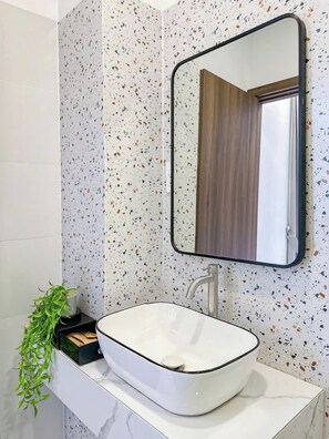 Quarto casal standard | Banheiro | Chuveiro, secador de cabelo, chinelos, toalhas de banho