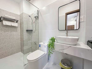 Deluxe dubbelrum - utsikt mot staden | Badrum | Dusch, hårtork, tofflor och handdukar