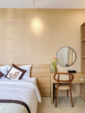 Superior dubbelrum - utsikt mot staden | Värdeförvaringsskåp på rummet, skrivbord och mörkläggningsgardiner