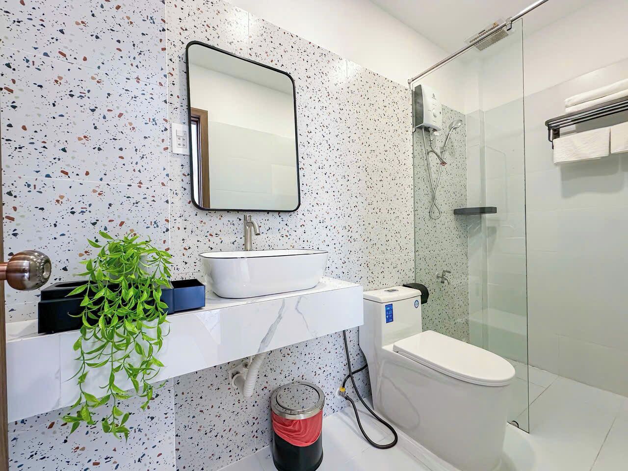 Superior Double Room, City View | Bathroom | Shower, hair dryer, slippers, towels