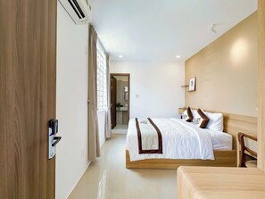 Quarto casal superior, vista para a cidade | Cofres nos quartos, escrivaninha, cortinas blackout