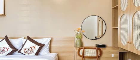 Quarto casal superior, vista para a cidade | Cofres nos quartos, escrivaninha, cortinas blackout