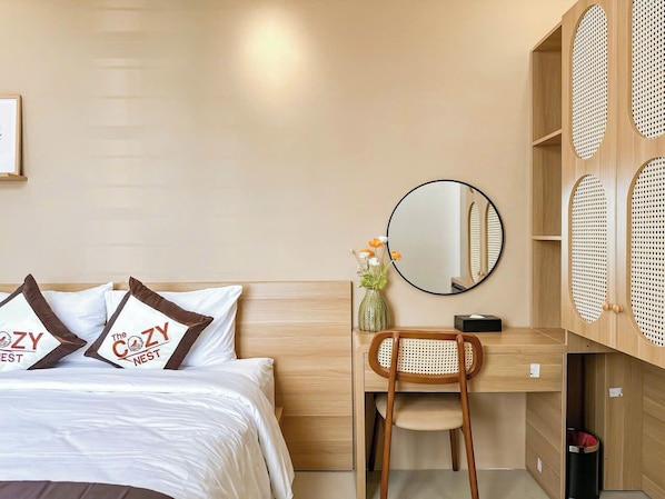 Superior dubbelrum - utsikt mot staden | Värdeförvaringsskåp på rummet, skrivbord och mörkläggningsgardiner