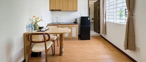 Deluxe-dobbeltværelse - byudsigt | Pengeskab på værelset, skrivebord, mørklægningsgardiner, lydisolering