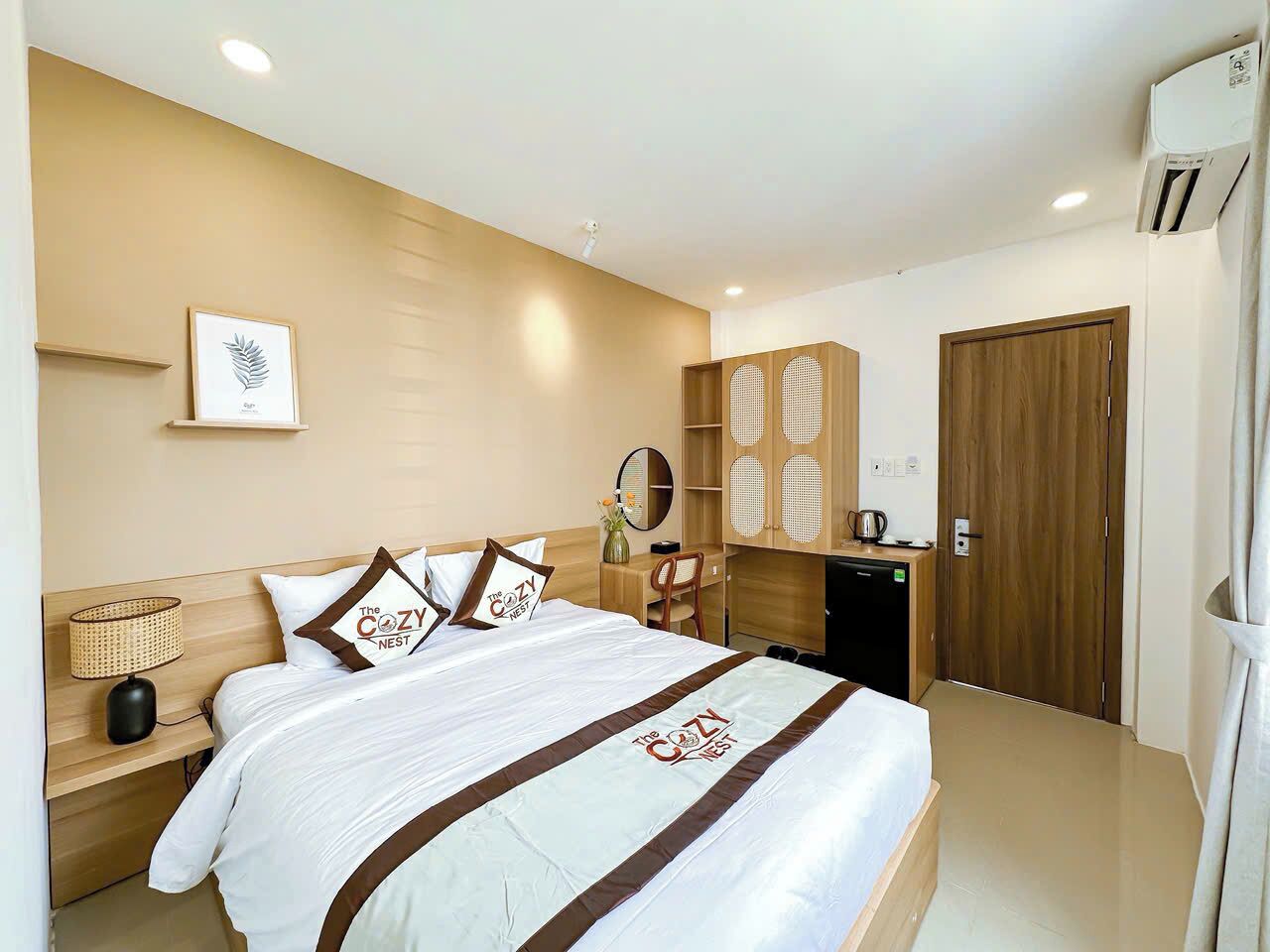 Caja de seguridad en la habitación, escritorio y cortinas blackout 