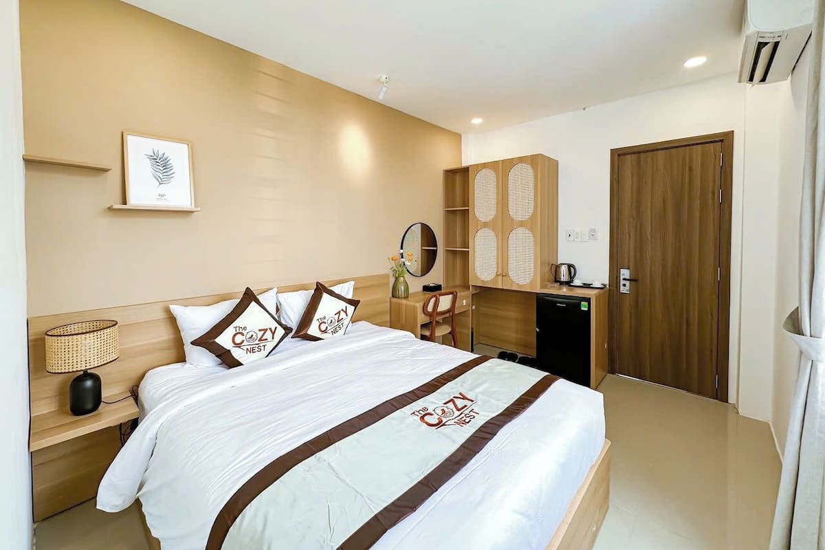 Studio Deluks, pemandangan kota | Brankas, meja kerja, tirai kedap cahaya, dan kedap suara