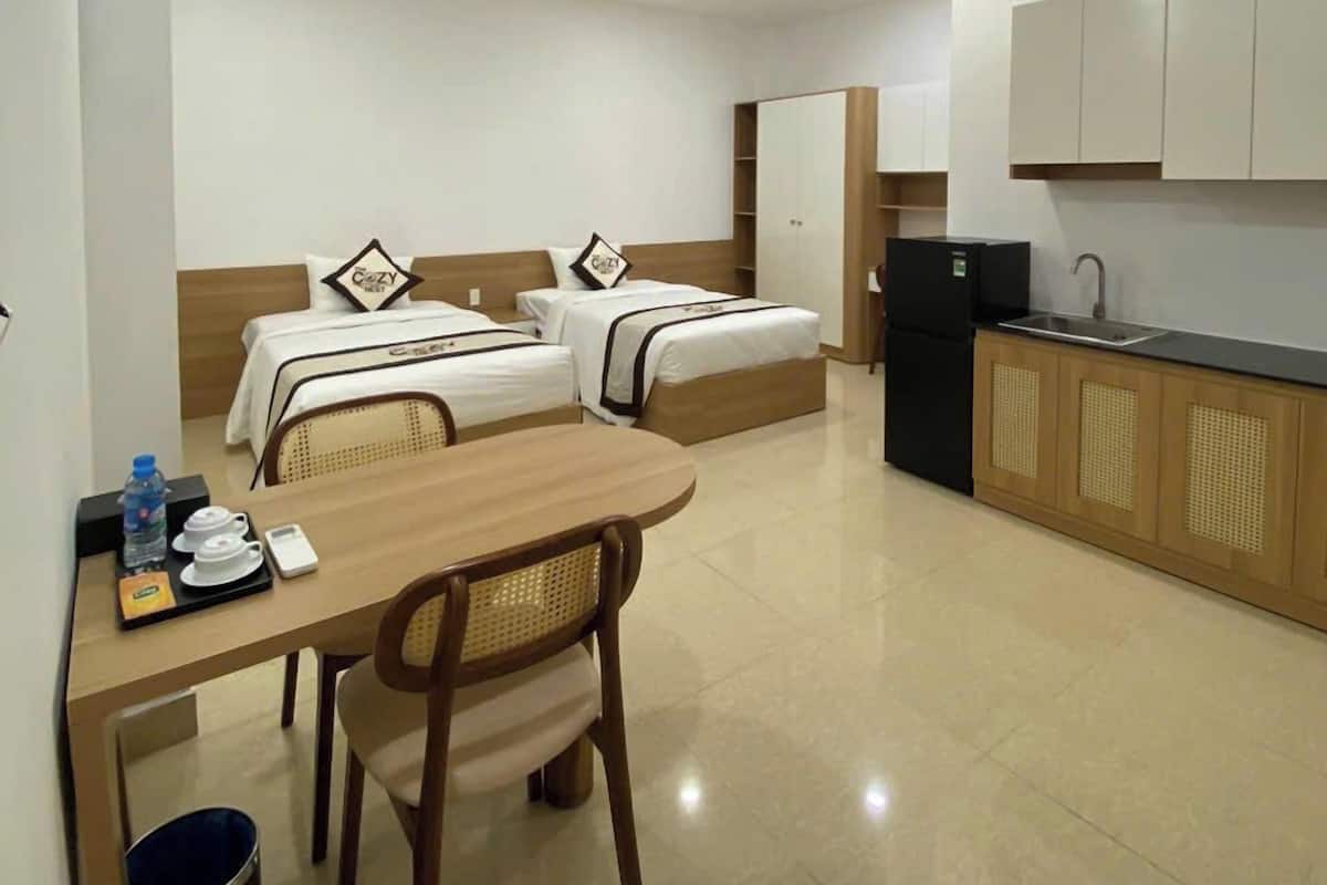Kamar Double atau Twin Standar | Brankas, meja kerja, tirai kedap cahaya, dan kedap suara