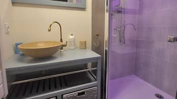 Chuveiro, secador de cabelo, toalhas de banho