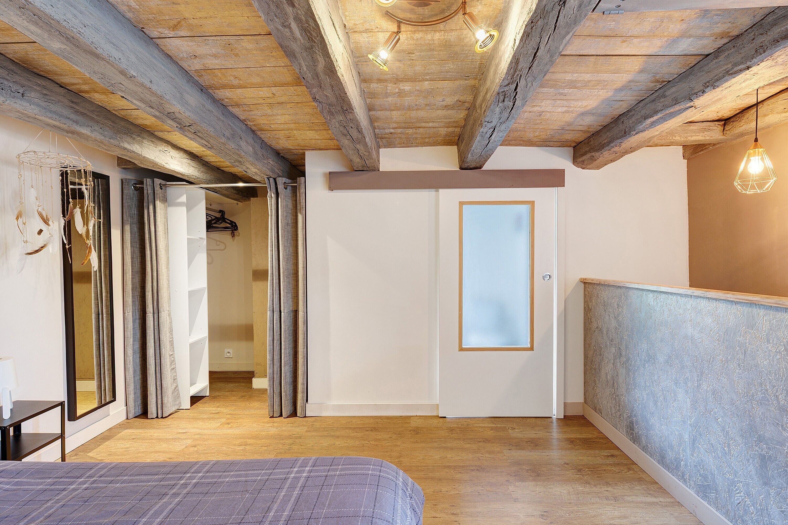 1 dormitorio, tabla de planchar con plancha, wifi y ropa de cama