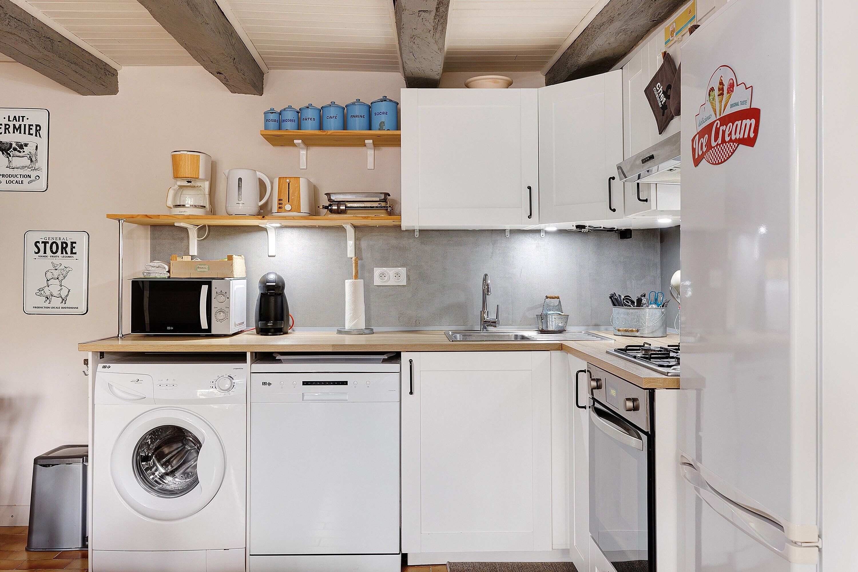 Frigorífico, microondas, horno y placa de cocina