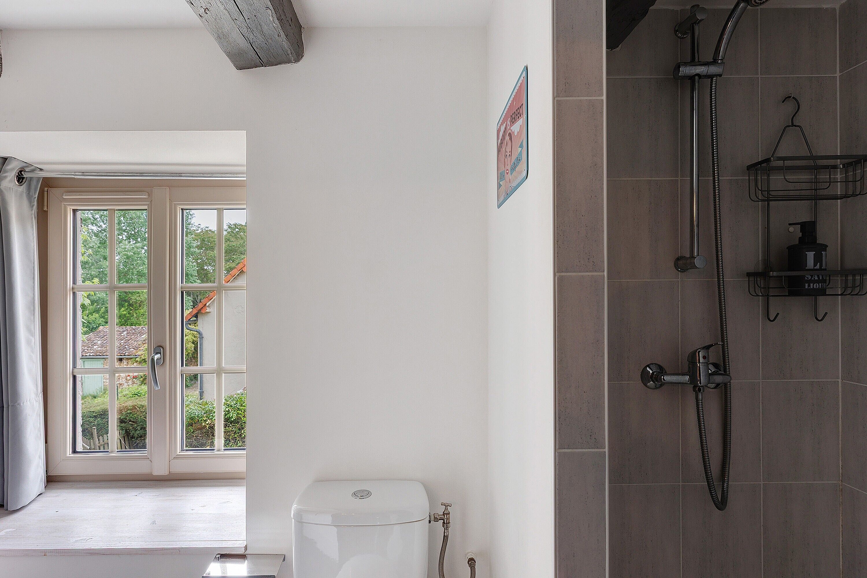 Douche, sèche-cheveux, serviettes fournies