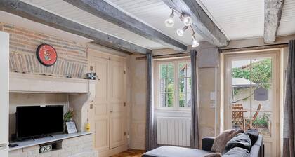 Holiday Home “Le Gîte Leiloo” with Private Terrace, Garden & Wi-Fi